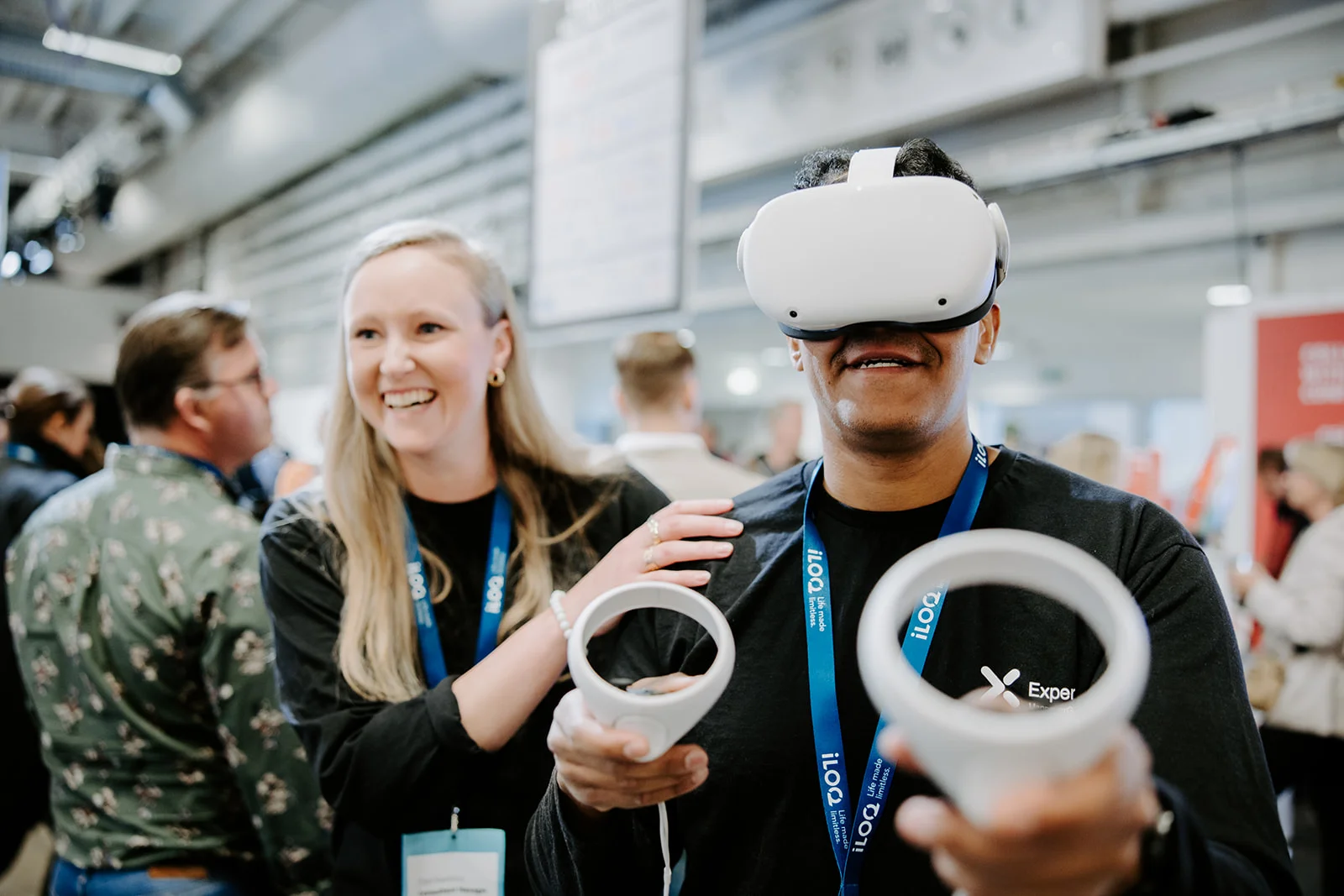 en besökare på mässan som testar teknik i en monter